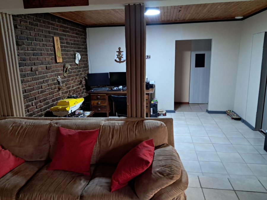 To Let 4 Bedroom Property for Rent in Riebeeckstad Free State